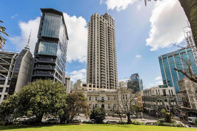 The Avani Metropolis Auckland tower rising above Albert Park and the city centre