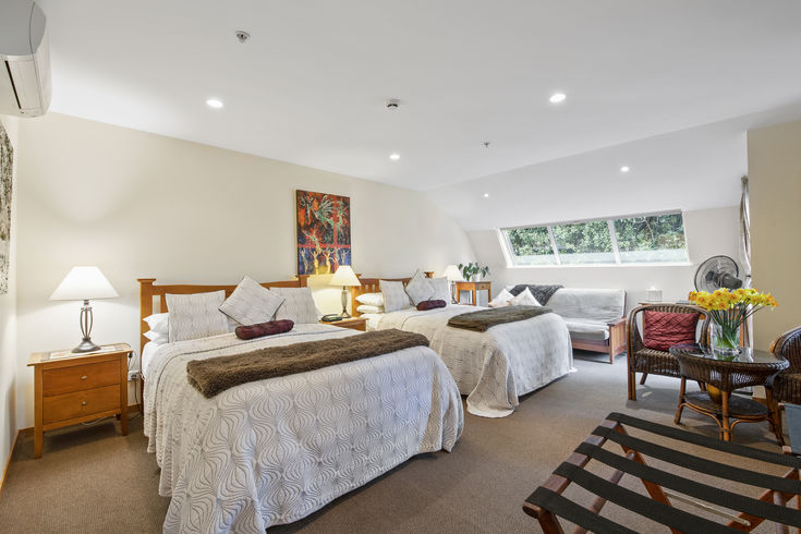 A superdeluxe queen twin room at The Classic Villa
